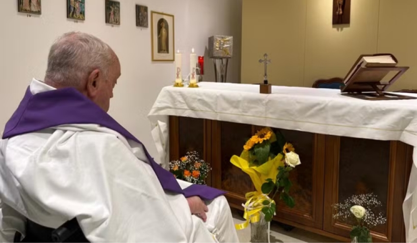 Mão do papa Francisco estava inchada em foto divulgada no hospital devido à mobilidade reduzida, diz Vaticano