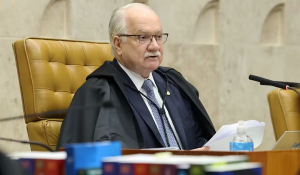 Fachin indica a Nunes Marques que revisão criminal de Bolsonaro deve ir a plenário