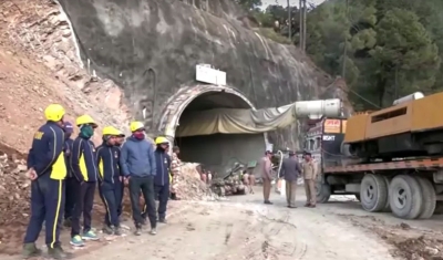 40 trabalhadores estão há um dia presos em túnel que desabou na Índia