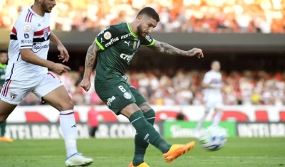 Palmeiras vence o São Paulo e segue na perseguição ao Botafogo