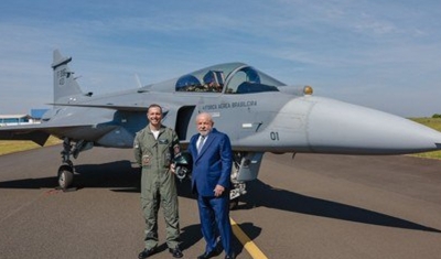 Lula participa da inauguração de linha de produção do caça Gripen