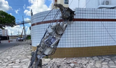 Caminhão caçamba derruba postes e deixa mais de 8 mil unidades sem energia elétrica, em João Pessoa