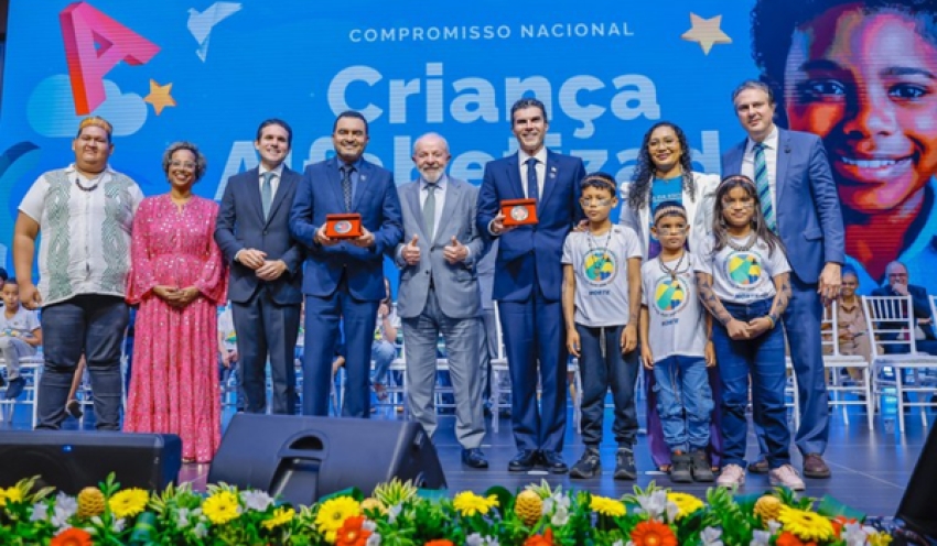 Lula entrega a cidades e estados prêmio por compromisso com alfabetização infantil