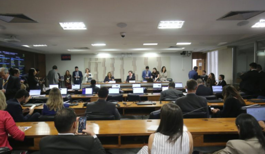 Comissão mista aprova fim da "taxa das blusinhas"; proposta segue para o Plenário da Câmara