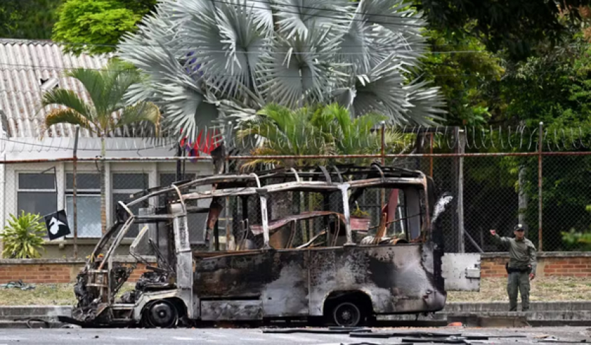 Colômbia registra mais de 30 ataques de guerrilha desde sexta; nº de mortos por explosão em rodovia vai a 21