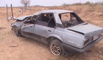 Duas pessoas morrem após carro capotar e bater em poste, no Sertão da Paraíba