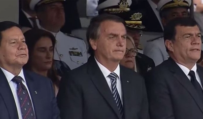 Bolsonaro participa de evento militar da Marinha