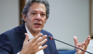 Haddad descarta elevar IOF para conter saída de dólares