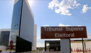 Decisões de ministros do TSE concedem 184 inserções de direito de resposta de Lula nas propagandas de Bolsonaro