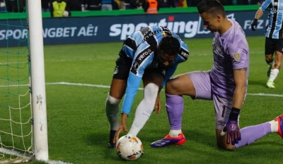 Com dois gols de Reinaldo, Grêmio vira contra o Fluminense e sai em vantagem nas oitavas de final da Libertadores