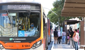 Setor de serviços recua 0,9% em novembro, influenciado por transporte