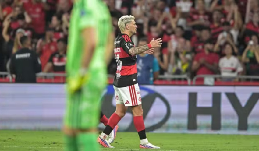 Em jogo de golaços, Flamengo bate Cruzeiro e avança às quartas da Libertadores