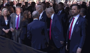 Kamala Harris e Donald Trump trocam aperto de mãos em cerimônia em homenagem aos mortos no 11 de setembro