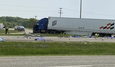 Caminhão atinge ônibus com idosos no Canadá e deixa 15 mortos