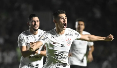 Corinthians vira em São Januário, se afasta da zona de rebaixamento e afunda o Vasco