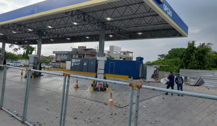 Suspeitos explodem posto de combustíveis e trocam tiros com a polícia, em João Pessoa
