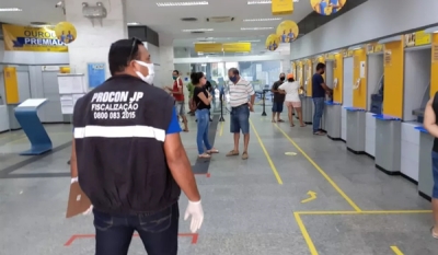 Procon-JP autua agência bancária por descumprir tempo de espera em filas