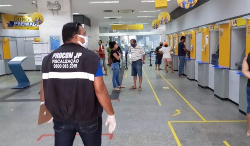 Procon-JP autua agência bancária por descumprir tempo de espera em filas