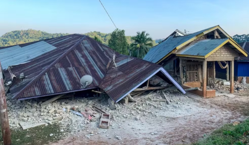 Terremoto de magnitude 7,7 atinge a costa da Indonésia, causa estragos e deixa mortos