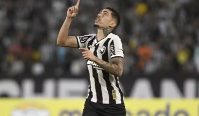 Júnior Santos decide de novo, Botafogo vence a LDU e respira na Libertadores