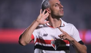 São Paulo desencanta no fim, vence o Cobresal e alivia pressão