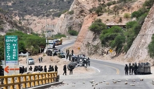 Onda de bloqueios de rodovias se espalha na Bolívia para evitar prisão de Evo Morales