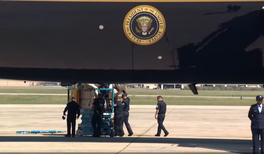 Inspeção no novo Air Force One atrasa decolagem de Trump; escorregador de emergência é acionado antes de decolagem