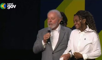 &#039;Uma afrodescendente assim gosta de um batuque de um tambor&#039;, diz Lula ao lado de jovem negra em SP