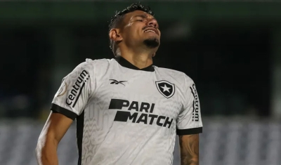 Botafogo marca nos acréscimos, mas sofre empate do Coritiba no último lance