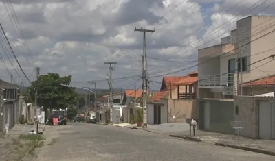 Dupla é presa após pedir água em residência, render família e cometer assalto, em Campina Grande