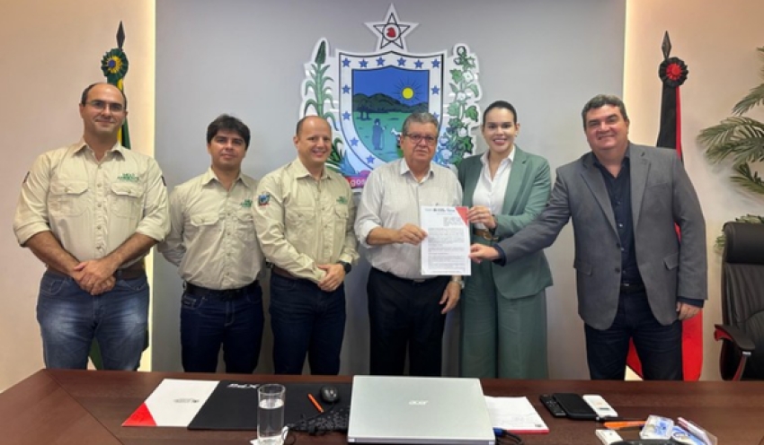 João Azevêdo busca meios para implantação do programa Paraíba Mais Verde