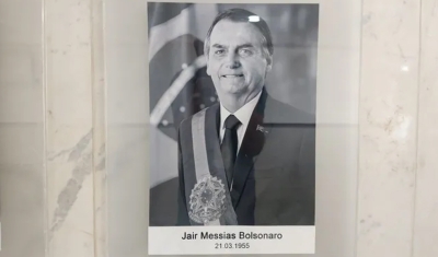 Planalto troca foto de Bolsonaro na galeria dos presidentes para versão preto e branco