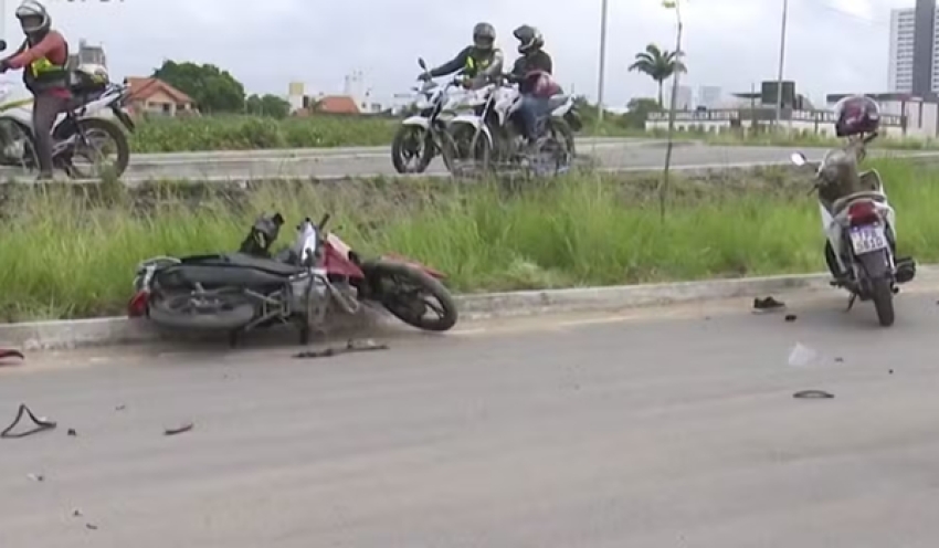 Motociclista morre após bater em outra moto, cair e ser atropelado por caminhão, na BR-230