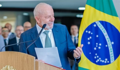 No último dia da convenção democrata, Lula fala com ex-presidente dos EUA Bill Clinton