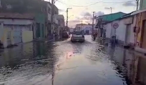 Maré alta causa alagamentos em Baía da Traição