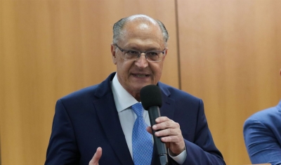 Alckmin diz que Lula cumpre rigorosamente promessa de campanha