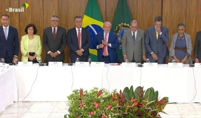 Em reunião com ministros e governadores, Lula pede um minuto de silêncio por vítimas em creche de Blumenau