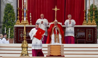 Funeral de Bento XVI termina com elogio de papa e pedidos de santificação