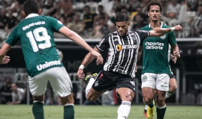 Com um a menos, Atlético-MG vence Goiás, assume o 5ª lugar e vê Hulk atingir marca importante