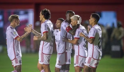 Flamengo vence no Barradão, vira vice-líder e mantém o Vitória no Z-4