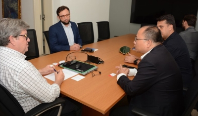 João Azevêdo discute com grupo chinês sobre implantação do Complexo Eólico Serra da Palmeira na Paraíba