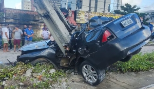 Homem morre após perder controle de carro e atingir poste em Cabedelo, na PB