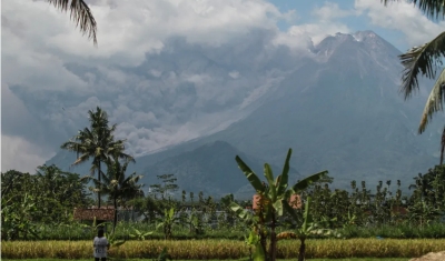 Vulcão entra em erupção na Indonésia e cobre vilarejos de cinzas