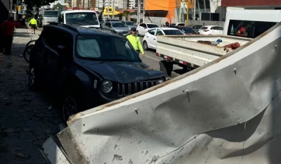 Motorista é preso após perder controle do carro e derrubar parada de ônibus em João Pessoa