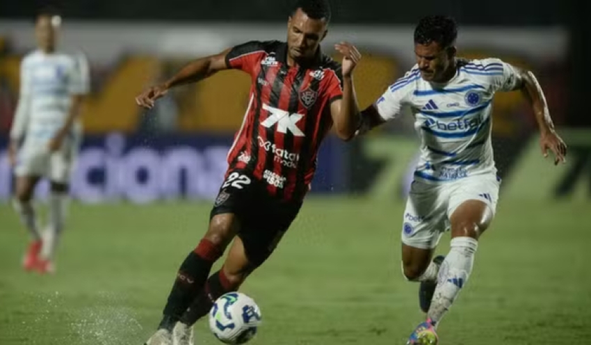 Vitória e Cruzeiro empatam jogo marcado por gramado encharcado e cena forte
