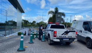 Polícia cumpre mandado de busca em casa usada por homem morto em estacionamento de shopping, na PB