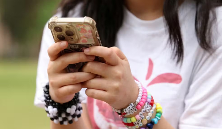 França se prepara para proibir uso de redes sociais para menores de 15 anos
