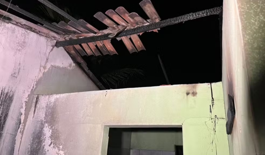 Homem incendeia casa da companheira em Queimadas, PB; suspeito fugiu após o crime