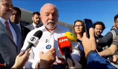 &#039;A democracia não suporta grades&#039;, diz Lula ao observar retirada de proteção ao redor do Palácio do Planalto