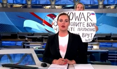 Russa que fez protesto ao vivo na TV é condenada a 8 anos e meio de prisão